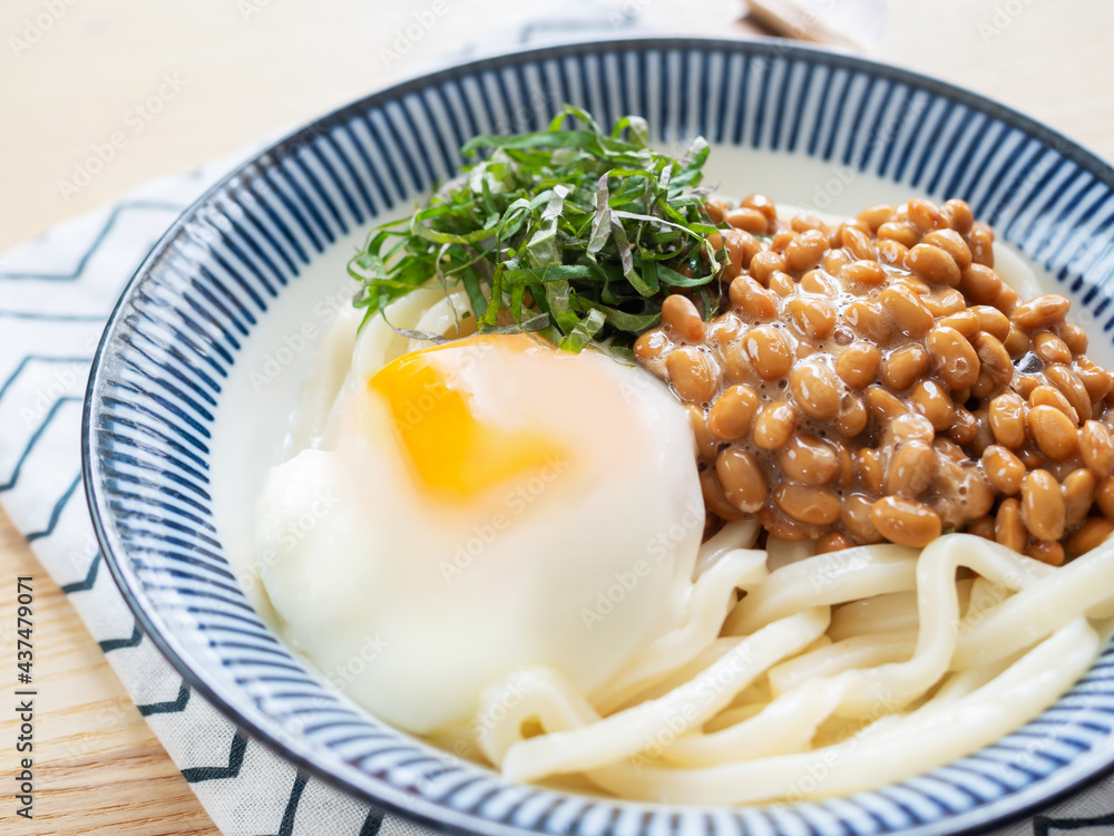 温泉卵と大葉をのせた冷やし納豆うどん