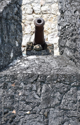 Cañon sobre un muro de piedra, en el Castillo de San Felipe de Lara, pieza de artilleria, departamento de Izabal, Guatemala. photo