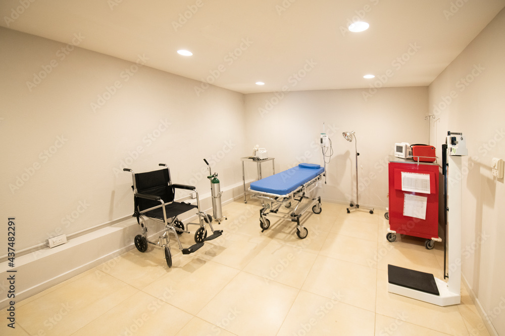 Hospital emergency area, with devices for re-animation