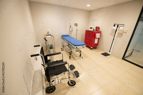 Hospital emergency area, with devices for re-animation