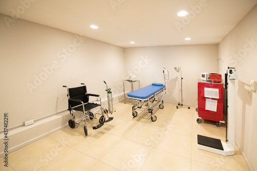 Hospital emergency area, with devices for re-animation