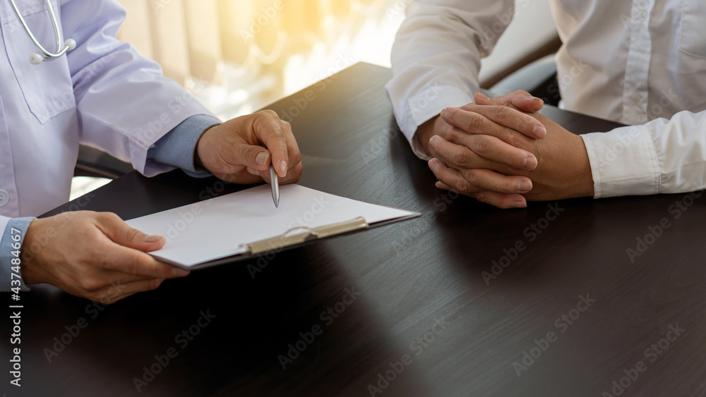 Doctors are writing prescriptions to patients who come to consult for advice from doctors. Doctors are writing prescriptions to patients who come to consult for advice from doctors.