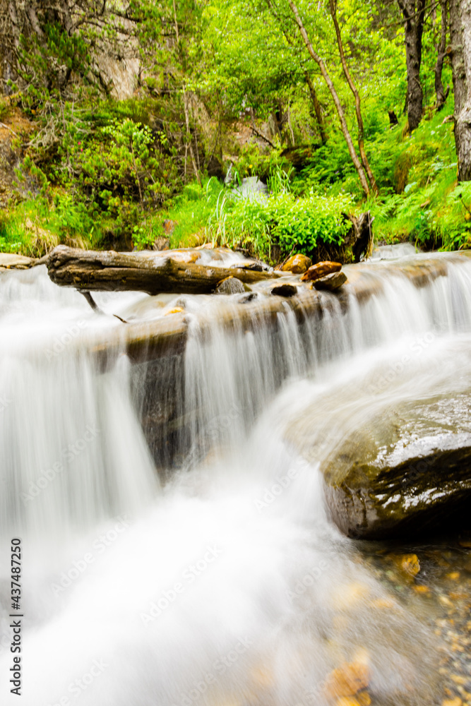 Cascada en un rio de Andorra Cascada en un rio de Andorra