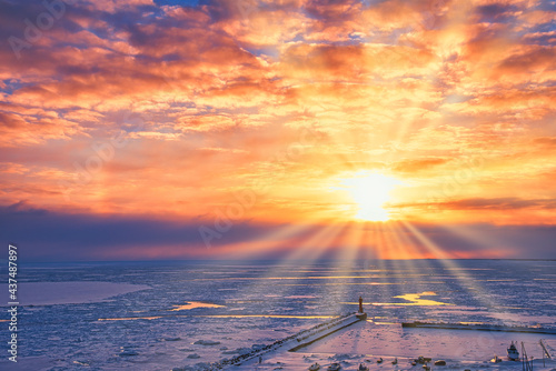 オホーツク海の流氷から昇る朝日