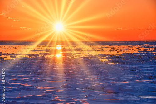 Fototapeta Naklejka Na Ścianę i Meble -  オホーツク海の流氷原に沈む夕日
