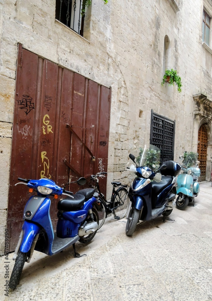 many bikes are parked at the alley, Bari Italy
路地に駐車中のバイクたち、イタリア・バーリ
