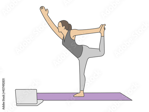 オンラインでヨガのレッスンを受講する女性