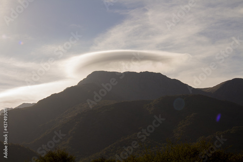 nube en cerro Uritorco b y n