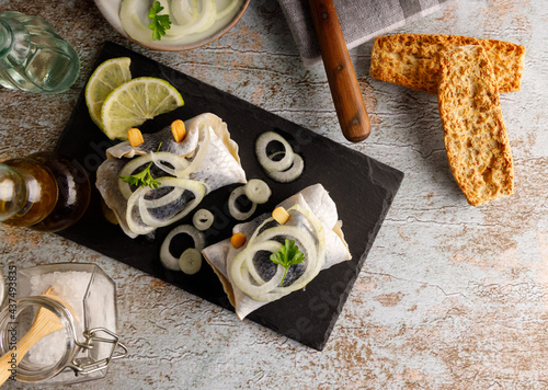 Foto pickled herring on a plate