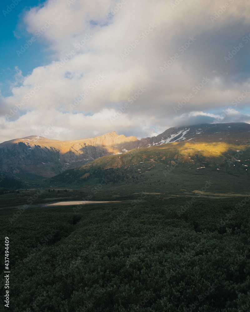 Obraz premium sunset over the mountains