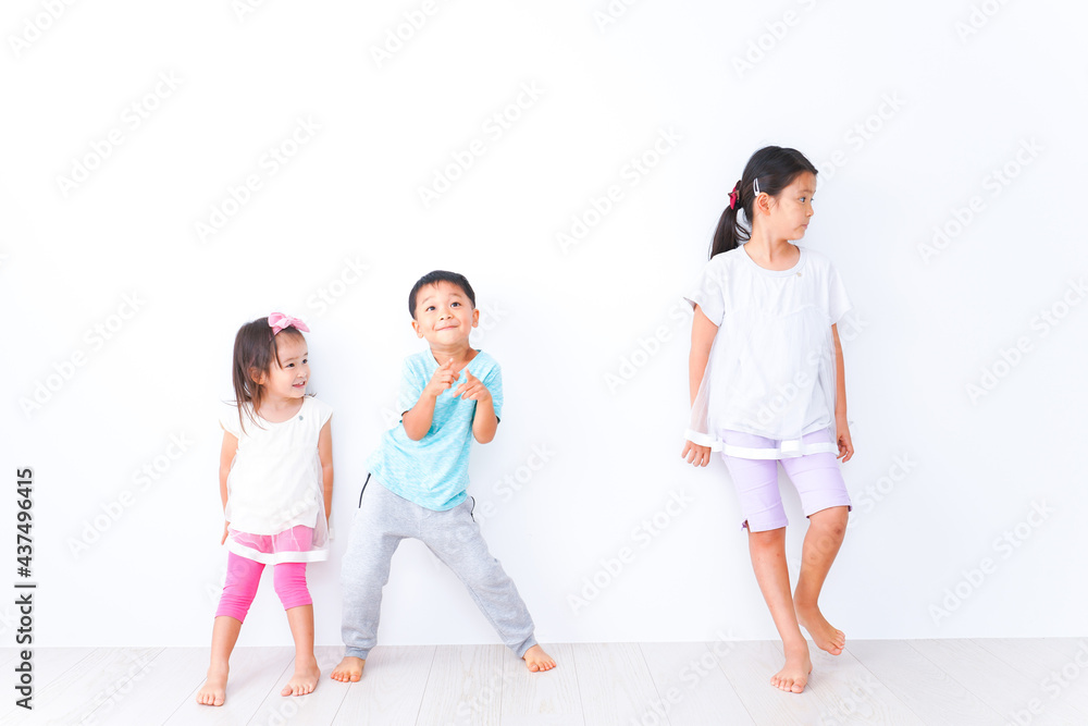 仲良く遊ぶ子どもたち