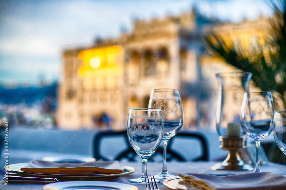 Fototapeta premium Dinner am Marktplatz von Triest