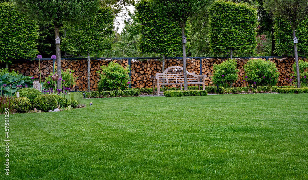 Fototapeta premium Piękny zielony zadbany trawnik w nowoczesnym ogrodzie