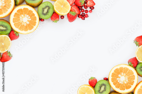 新鮮なフルーツが並べられた白い背景
