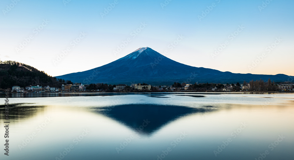 河口湖から見る富士山　冬の朝景　ワイド