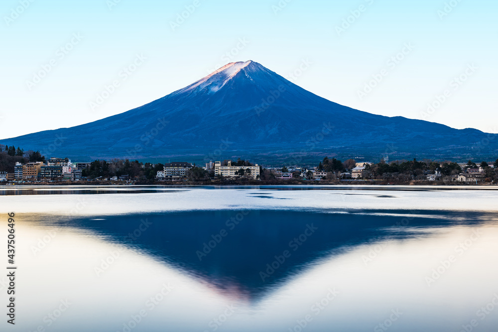 河口湖から見る富士山　冬の朝景