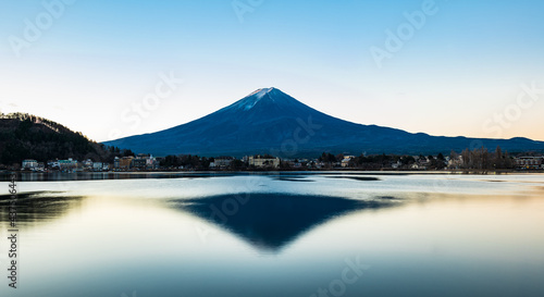 河口湖から見る富士山 冬の朝景 ワイド