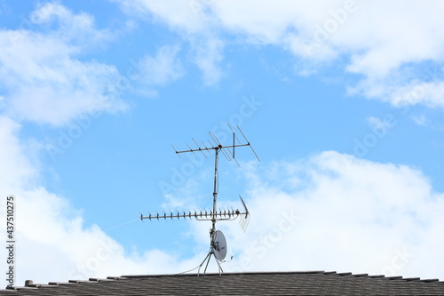 Obraz na płótnie 青空の屋根に立つテレビアンテナ