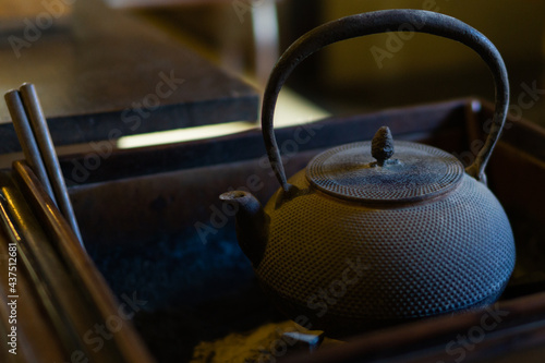 旧家の囲炉裏机と鉄瓶