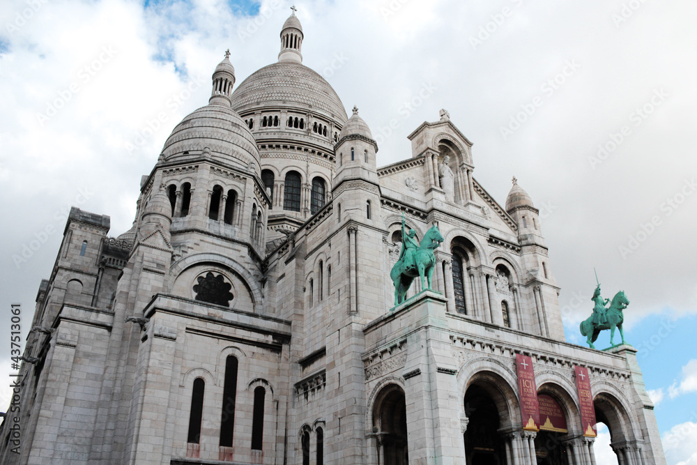 La basílica de sagrado corazón en Paris, Francia.