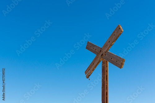 Fotografering Old railway crossing sign against a clear blue sky in the township of Silvertown