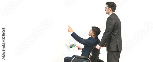 Photo The man and a disabled with papers gesturing on the white wall background