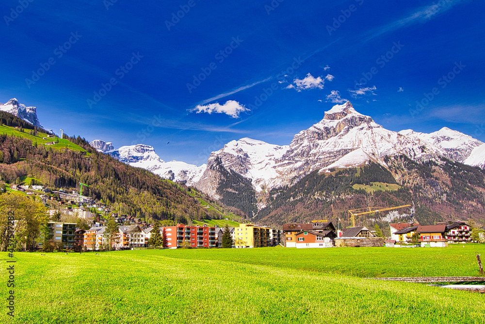 Engelberg im Frühling, blauer Himmel und grüne Wiese, Berg Hahnen im Hintergrund