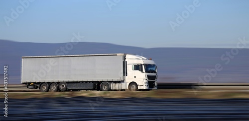 Symbolbild: LKW auf der Autobahn