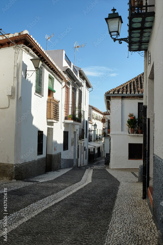 Fototapeta premium white houses street, granada, andalusia