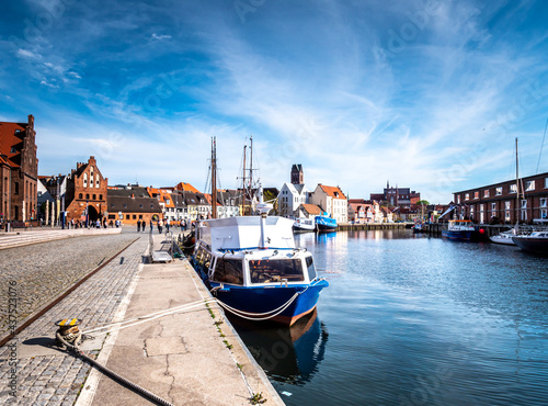 Obraz na płótnie Alter Hafen in der Stadt Wismar an der Ostsee w salonie
