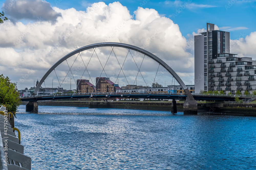Naklejka premium A view towards the Clyde Arc bridge in Glasgow on a summers evening