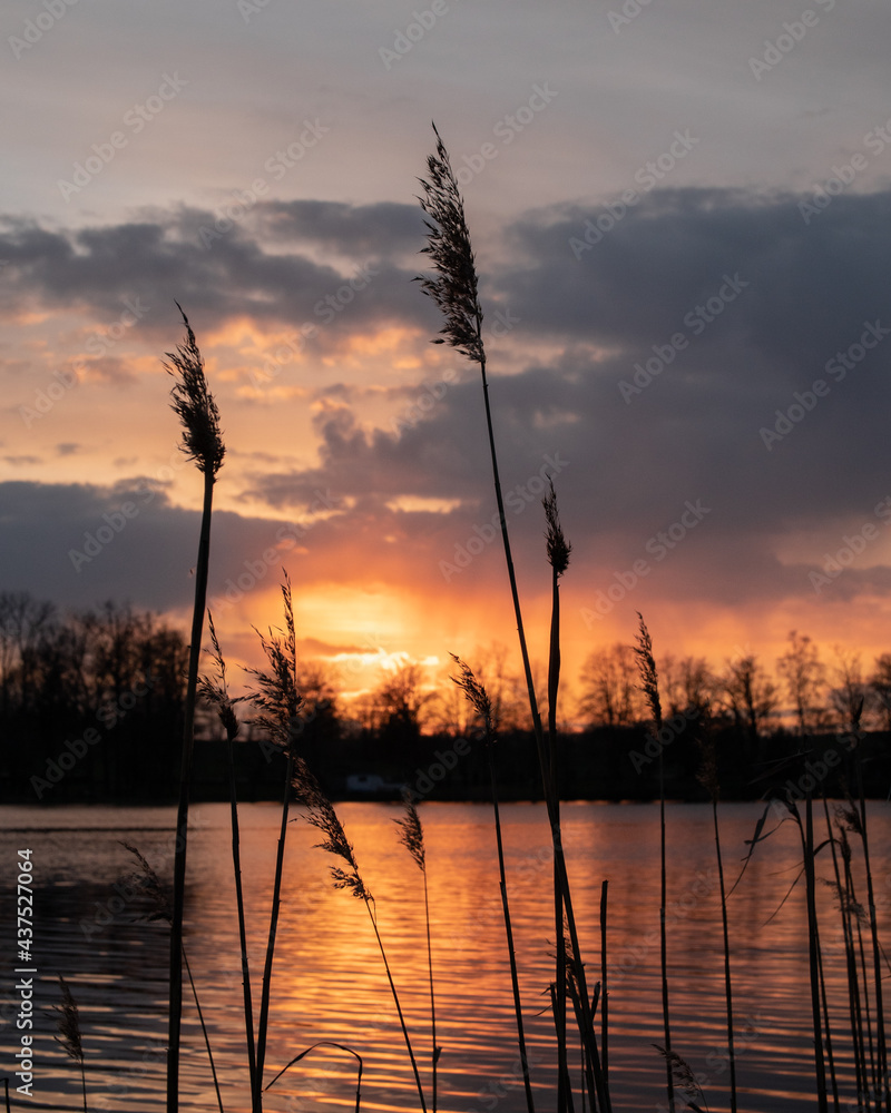 Naklejka premium Lake and sunset