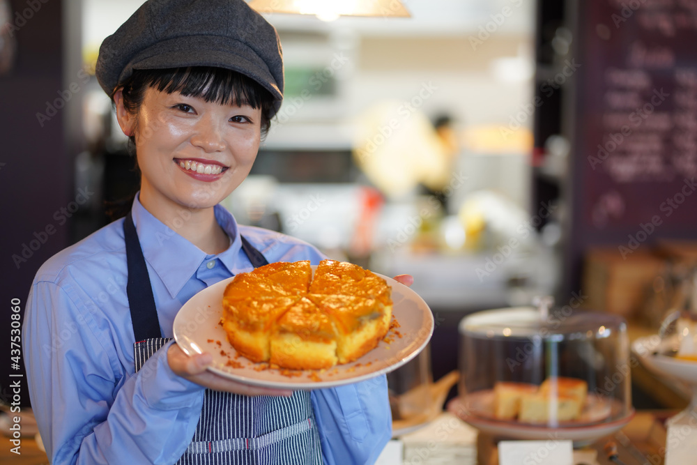 	ケーキを持つ女性店員