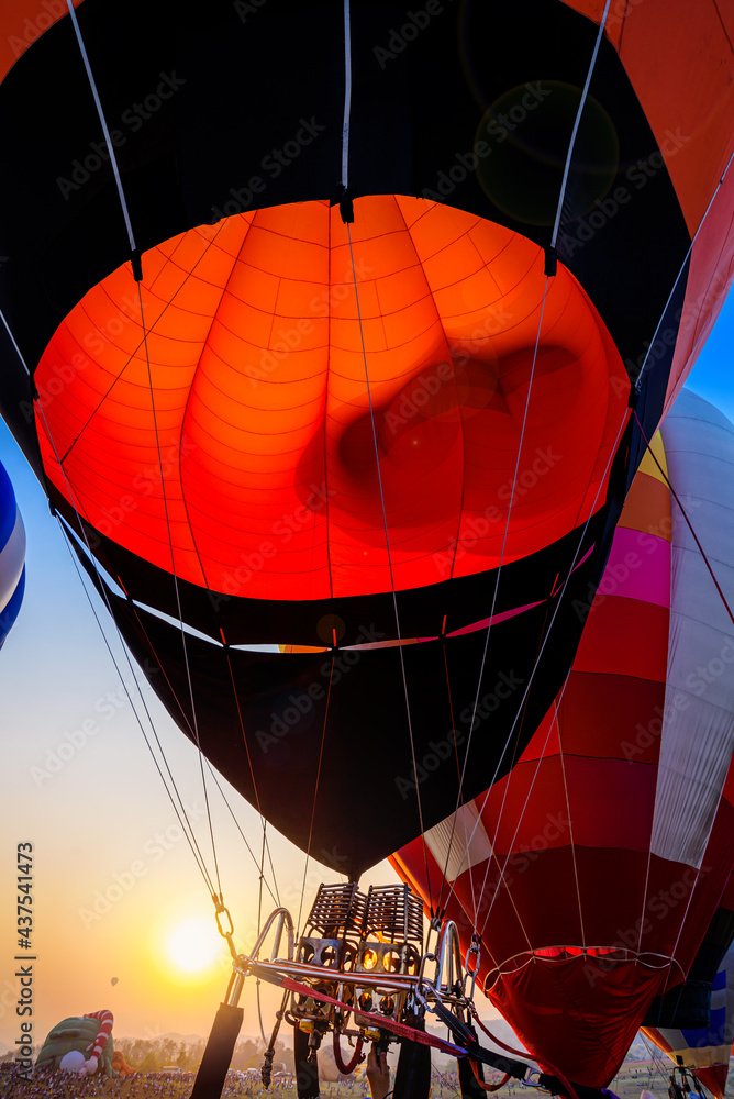 Obraz premium hot air balloon burning in sunset sky