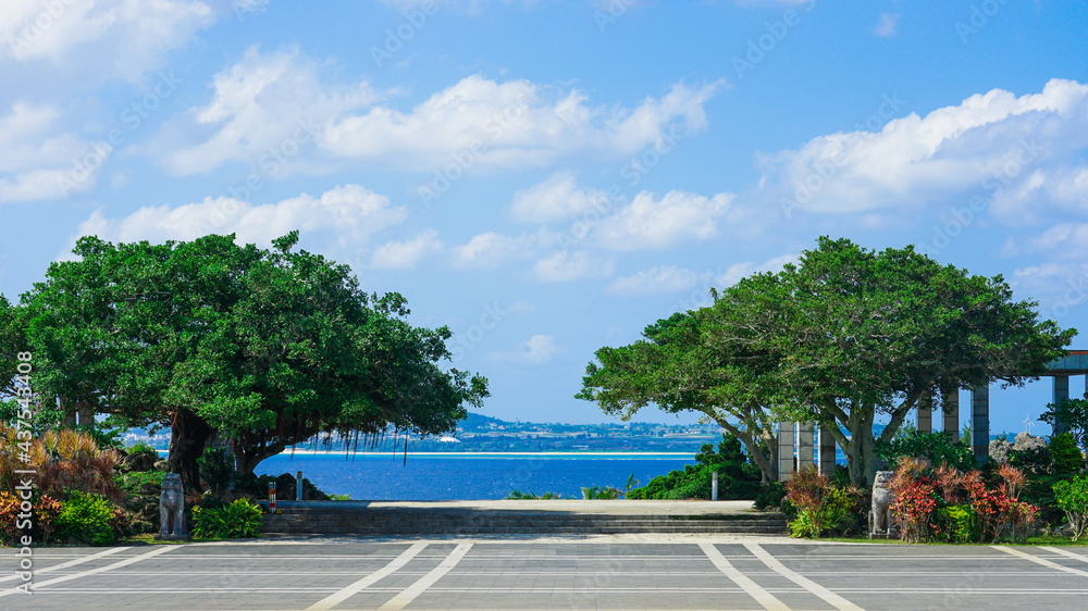 Obraz premium 沖縄の青い空と青い海、海洋博公園＞噴水広場から伊江島