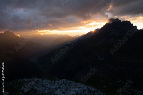 Wunderschöner Ausblick auf der Passhöhe des Klausenpass. Atemberaubende Lichtstimmung. © Philip