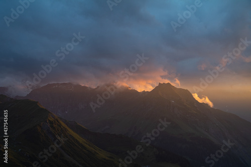 Wundersch  ner Ausblick auf der Passh  he des Klausenpass. Atemberaubende Lichtstimmung.