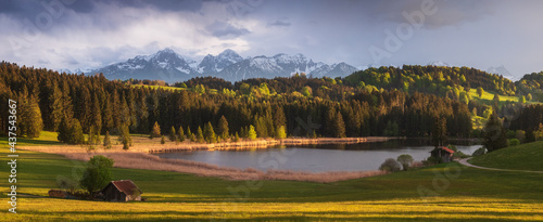 Tableau sur toile Abendstimmung über See im bayrischen Alpenvorland