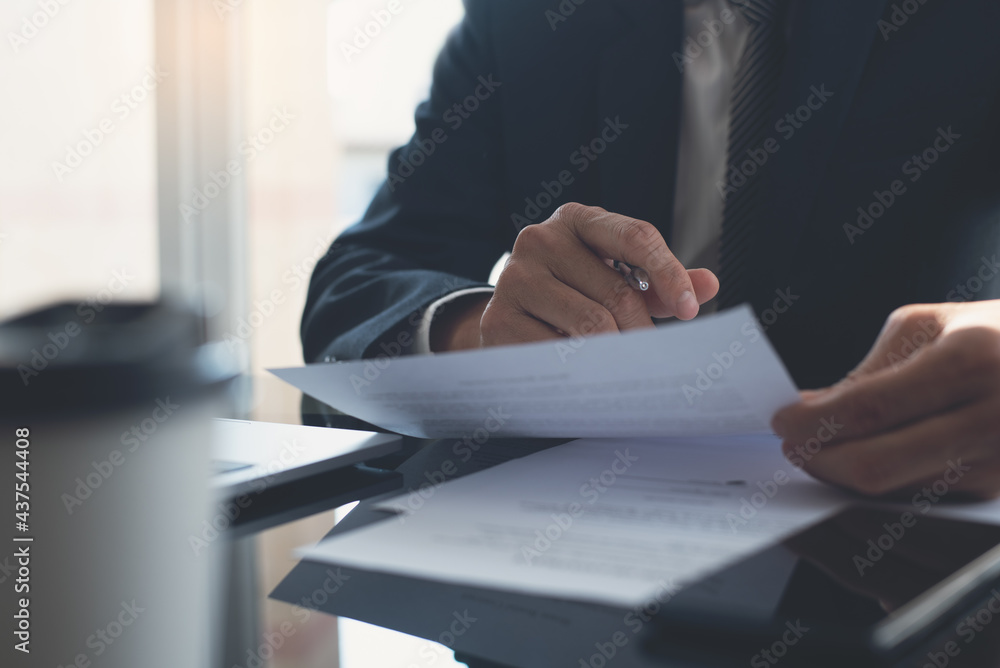 Signing contract, business agreement and deal concept. Closeup businessman reading before signing business contract documents - obrazy, fototapety, plakaty 