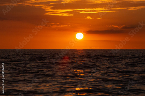 Fototapeta Naklejka Na Ścianę i Meble -  sunset in the middle of the sea