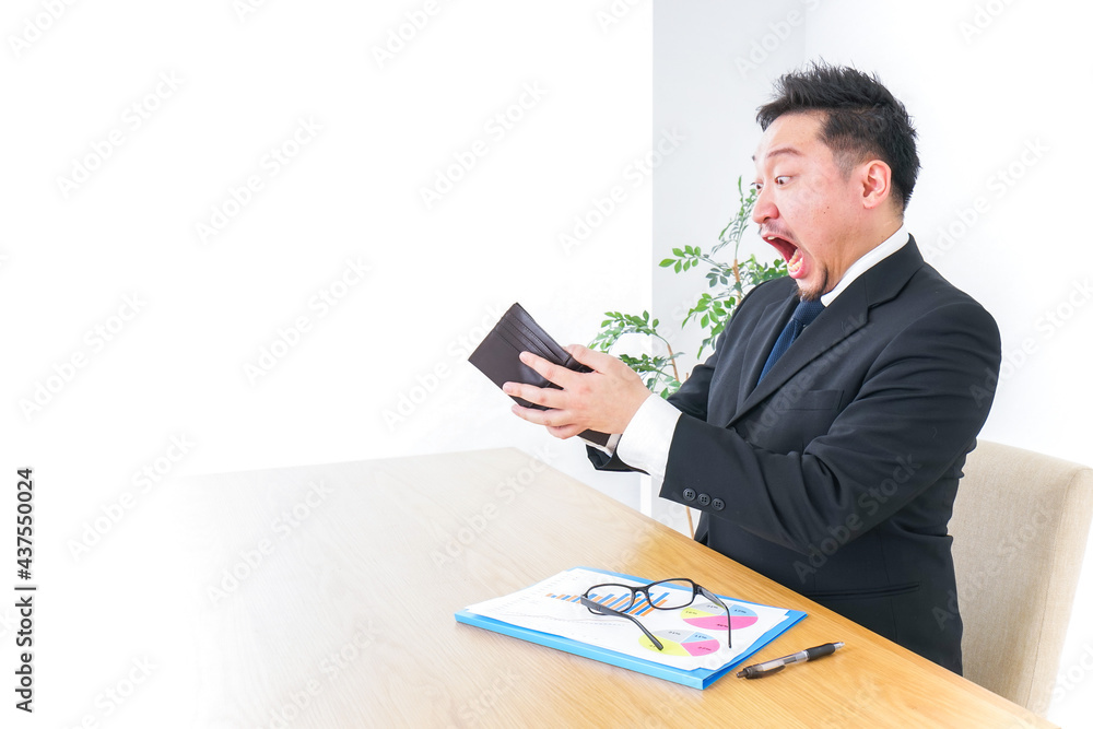 財布を見て驚くビジネスマン 財布を見て驚くビジネスマン