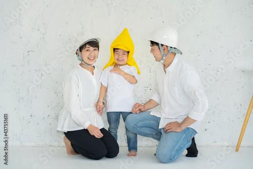 防災頭巾をかぶる子供とヘルメットを装着する親 photo