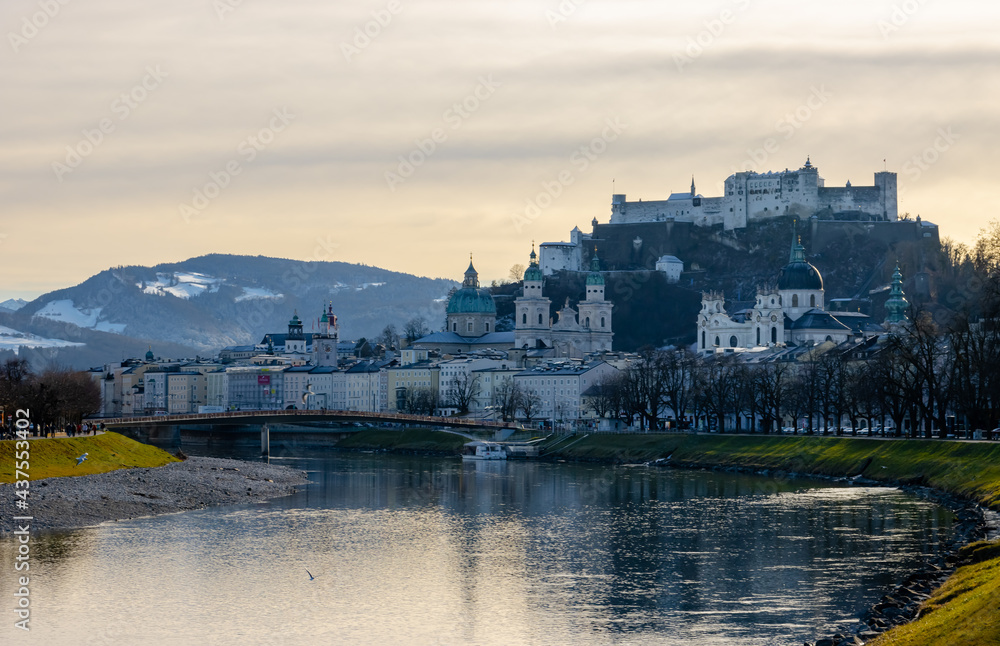 Ein wunderschöner Wintertag in der Stadt Salzburg