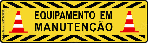 A sign that says : equipment under maintenance in portuguese language.