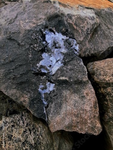 Ciemne kamienne tło, skalna zniszczona tekstura.