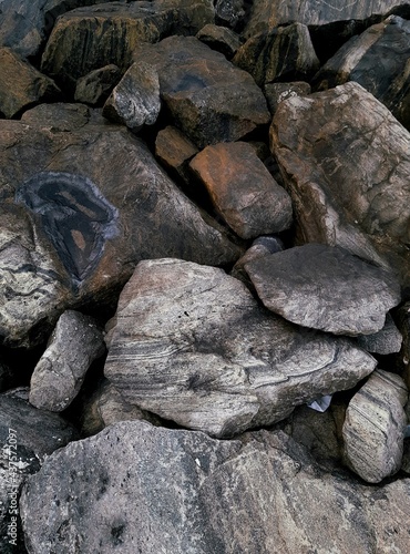 Ciemne kamienne tło, skalna zniszczona tekstura.