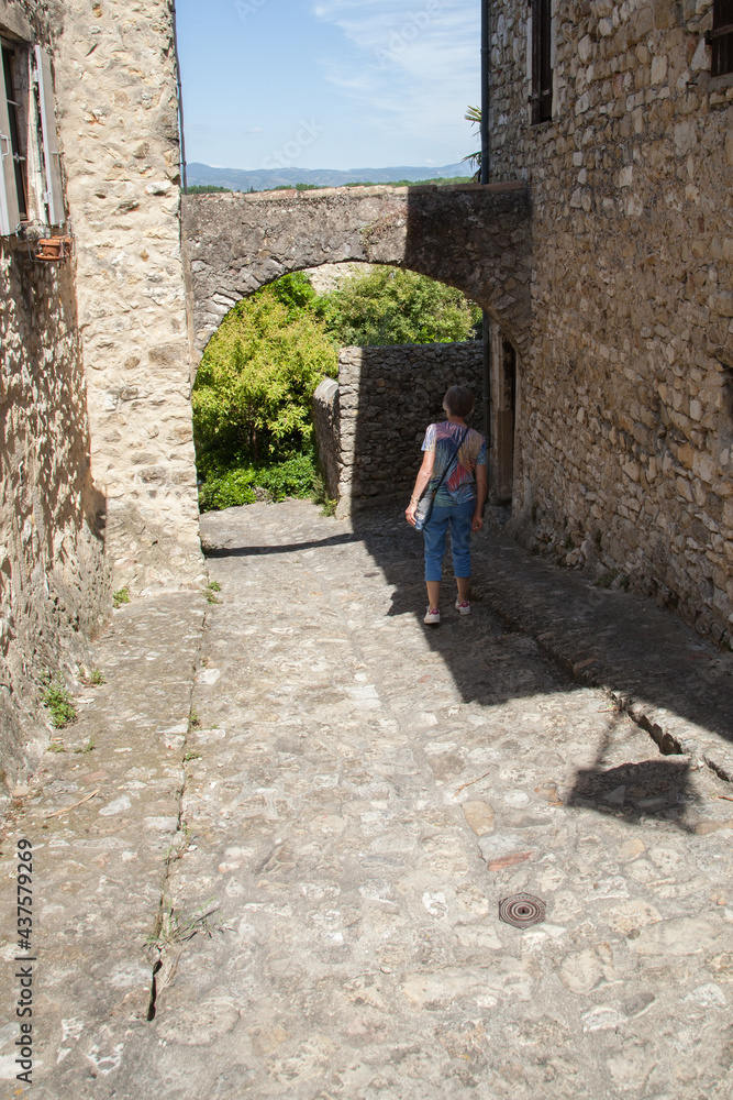 Femme touriste descendant l'escalier d'une ruelle escarpée du vieux ...