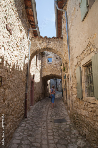 Femme touriste montant une ruelle déserte du vieux village de Mirmande (Drôme)
