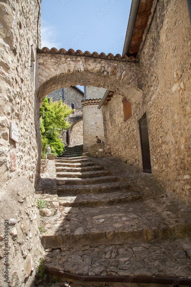 Ruelle ou calade déserte dans le vieux village de Mirmande en Drôme provençale
