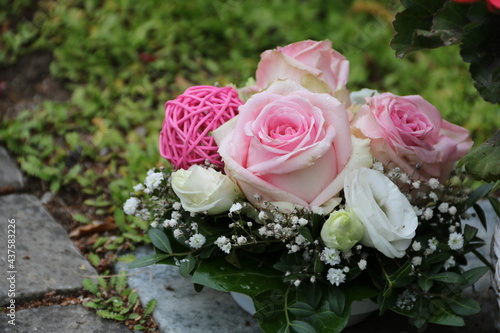 Arrangement von Rosen in Rosa und Wei   als Grabschmuck auf dem Friedhof